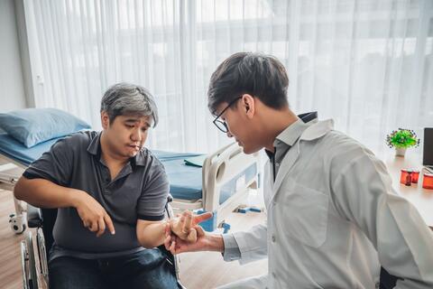 Điều Trị Phục Hồi Cho Bệnh Nhân Méo Miệng Và Khó Nói